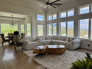 Een smart-tv, een open haard, videogames en tafelvoetbal