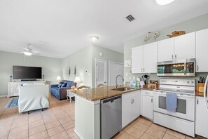 冷蔵庫、電子レンジ、オーブン、コンロ