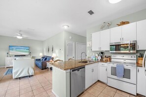 冷蔵庫、電子レンジ、オーブン、コンロ