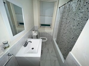 Basic Room | Bathroom