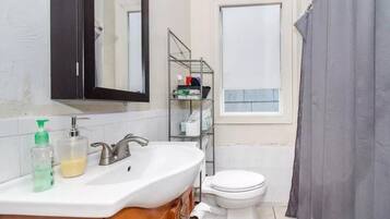 Basic Room | Bathroom | Toilet paper