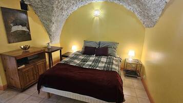 2 slaapkamers, een strijkplank/strijkijzer, beddengoed