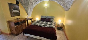 2 chambres, fer et planche à repasser, draps fournis