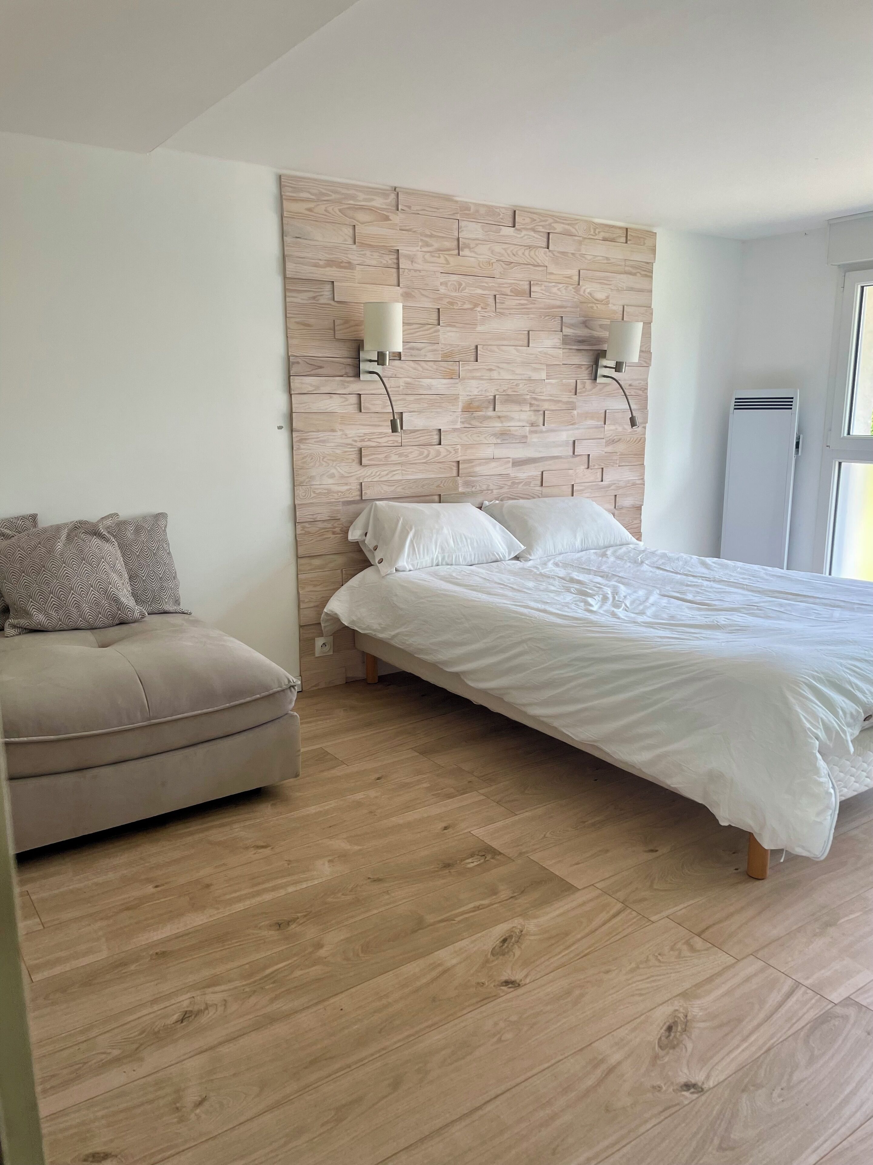 5 bedrooms, desk, iron/ironing board, travel cot