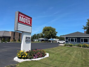 A motel sign with a London Line address. - East Court Motel (Sarnia)