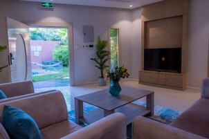 迷你吧、免费 WiFi、床单