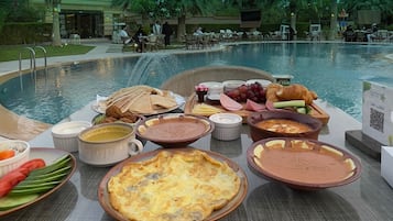 Se ofrece un desayuno a la carta todos los días (por un coste adicional)