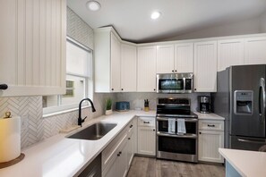 Fridge, microwave, stovetop, dishwasher