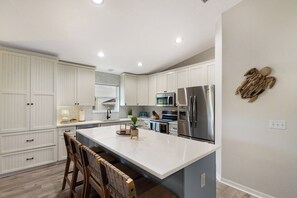 Fridge, microwave, stovetop, dishwasher