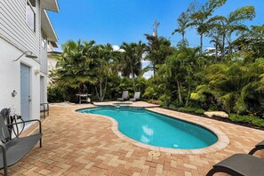 Unclassified image, 3 of 33, button