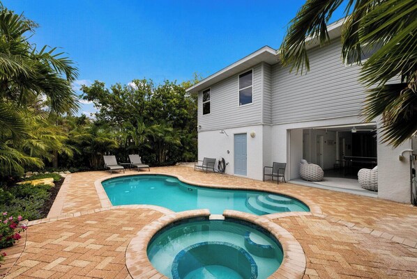 Unclassified image, 1 of 33, button