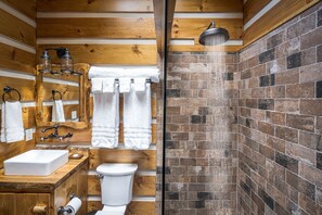 Een douche, een haardroger, handdoeken, zeep