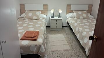 3 dormitorios, tabla de planchar con plancha, Internet y ropa de cama