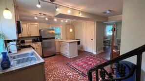 Fridge, microwave, oven, stovetop - Charming two bedroom Central Gardens carriage house in amazing Memphis (Memphis)
