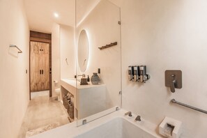 Dusche, Haartrockner, HandtĂŒcher, Seife