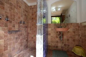 Dusche, Haartrockner, Handtücher