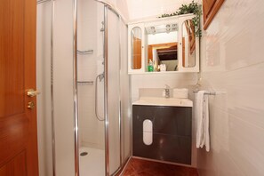 Douche, séchoir à cheveux, serviettes fournies