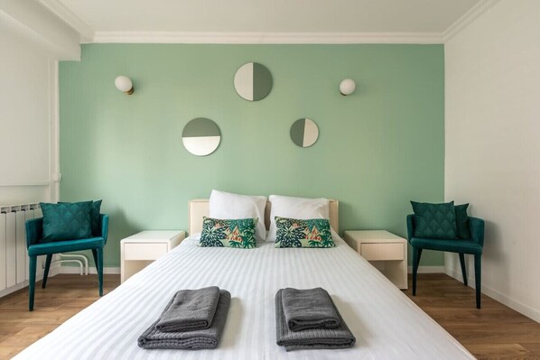 3 habitaciones, escritorio y tabla de planchar con plancha 