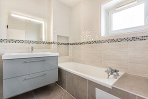 吹风机、毛巾、卫生纸