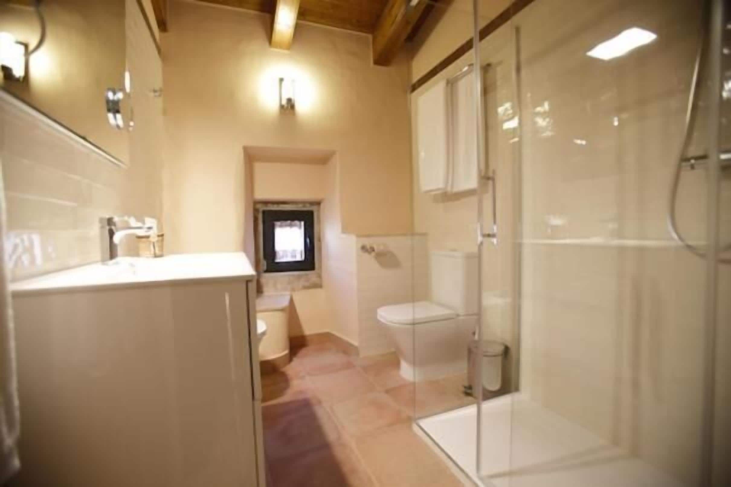 Ein Badezimmer mit Dusche, Toilette und Waschbecken.
