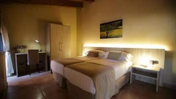 Un dormitorio con dos camas, un escritorio y una silla.