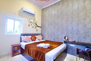 Chambre Deluxe, 1 grand lit | Literie de qualité supérieure, matelas mémoire de forme, bureau