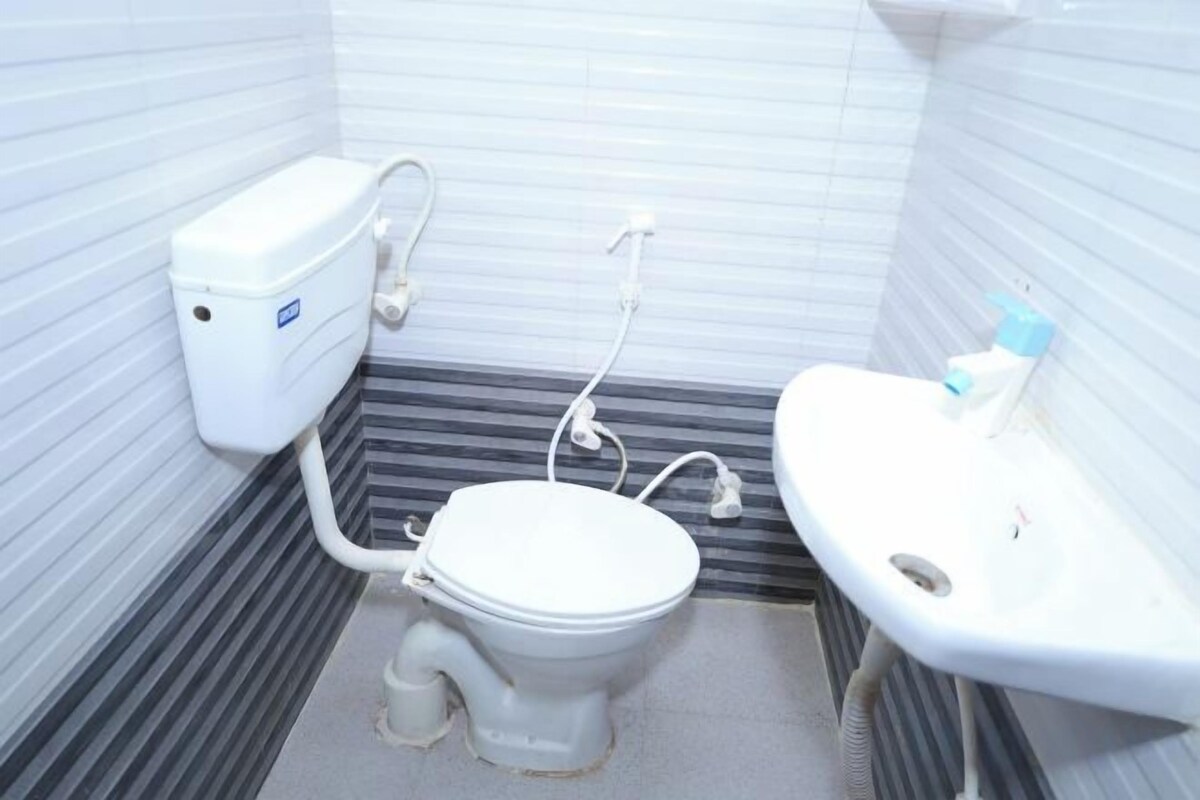 Shower, rainfall showerhead, free toiletries, hair dryer
