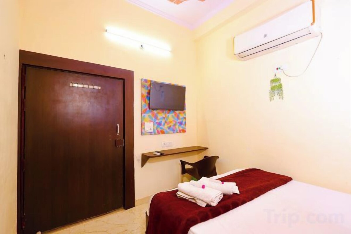 Premium bedding, memory-foam beds, desk, free WiFi