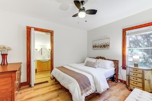 4 bedrooms, iron/ironing board, WiFi, bed sheets