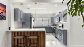 KĂŒhlschrank, Mikrowelle, Ofen, Herdplatte