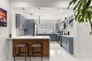 Refrigerador, microondas, horno, placa de cocina