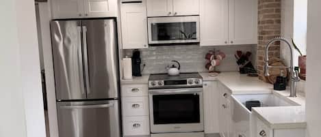 Refrigerador, microondas, horno y parrilla de estufa