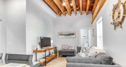 Chic Apt in the Heart of Downtown Canandaigua