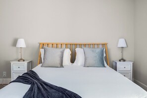 5 bedrooms, iron/ironing board, WiFi, bed sheets