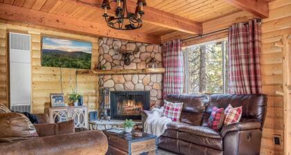 The Lions Den + Hot Tub + BBQ + Games