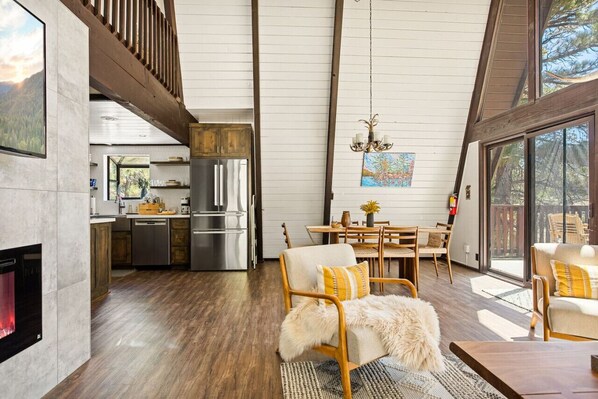 Una Smart TV, una chimenea, videojuegos, libros