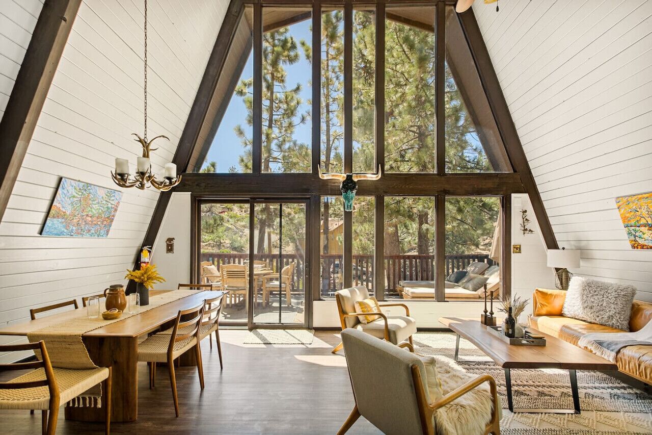 Smart-TV, Kamin, Videospiele, Bücher