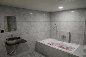 Bañera y ducha independientes, artículos de tocador gratuitos, toallas