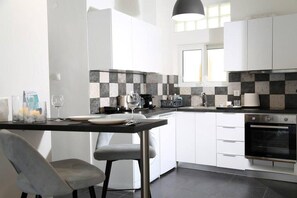 Fridge, oven, coffee/tea maker, electric kettle