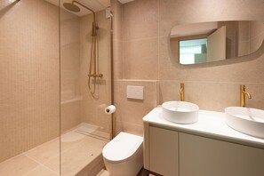 Een haardroger, handdoeken