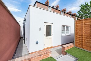 Exterior detail - Free Parking |2 Beds| Fully Equipped| Central City (Reading)