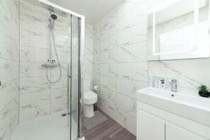 Sèche-cheveux, serviettes fournies, savon, papier toilette