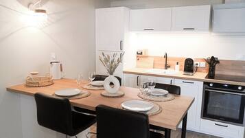 Microondas, horno, parrilla de estufa y lavavajillas