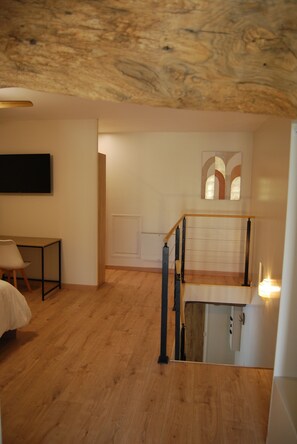 2 bedrooms, iron/ironing board, WiFi, bed sheets - L'escapade, Spacieux Duplex (Crémieu)