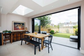 Casa | 4 quartos, acesso à internet de alta velocidade