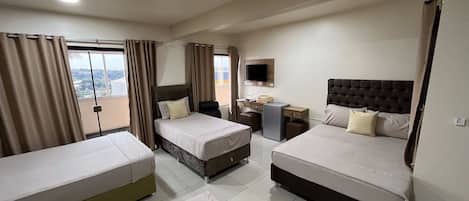 Deluxe Quadruple Room | Desk, laptop workspace, free WiFi