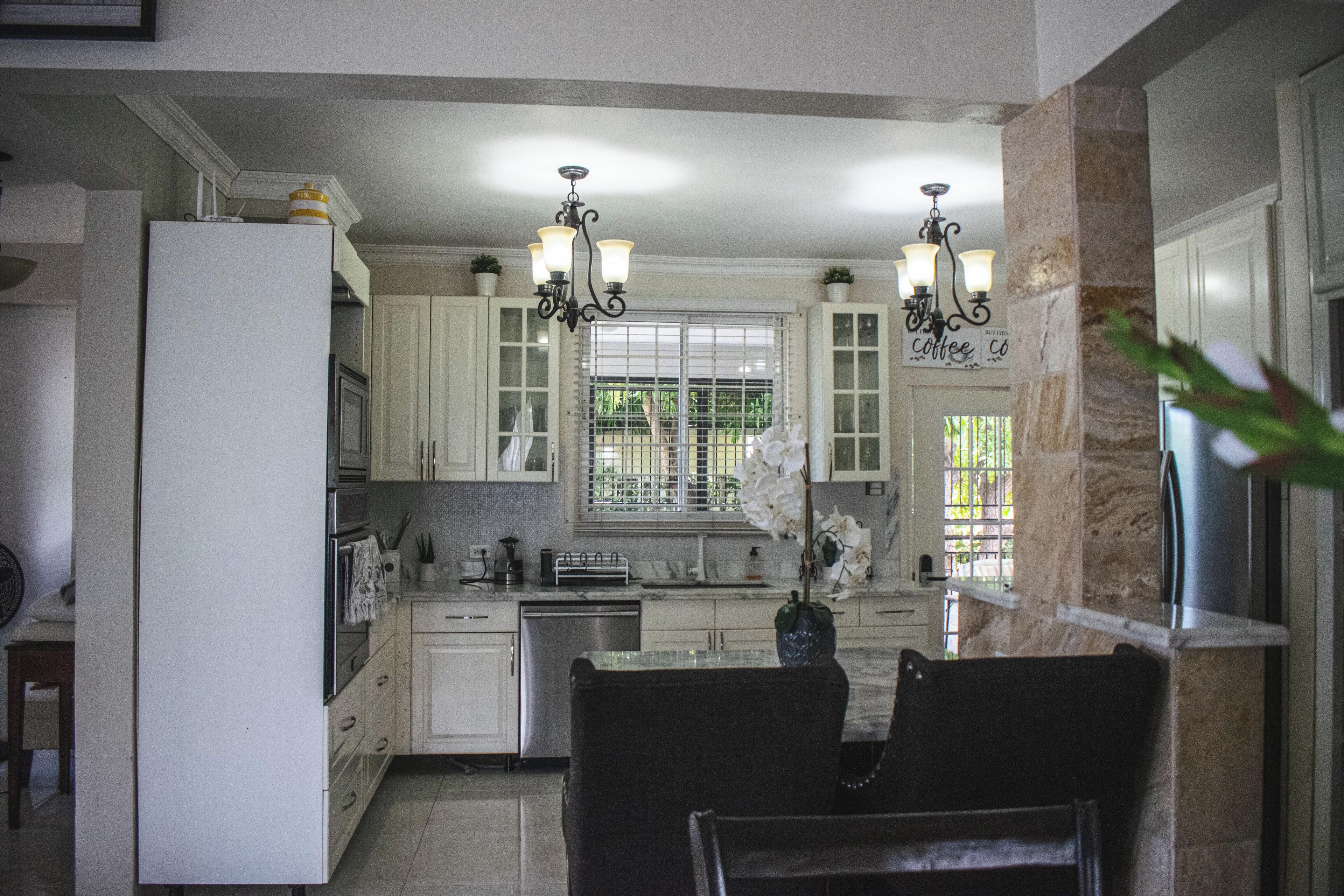 Réfrigérateur, micro-ondes, four, plaque de cuisson