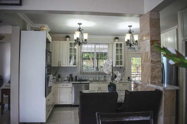 冷蔵庫、電子レンジ、オーブン、コンロ