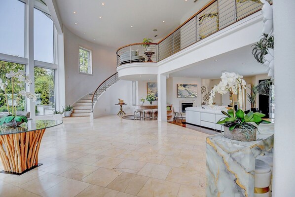 Interior - Waterfront 5BR Luxury Retreat w/ Pool,Chef’s Kitchen–Sleeps 14 in Virginia Beach (Virginia Beach)