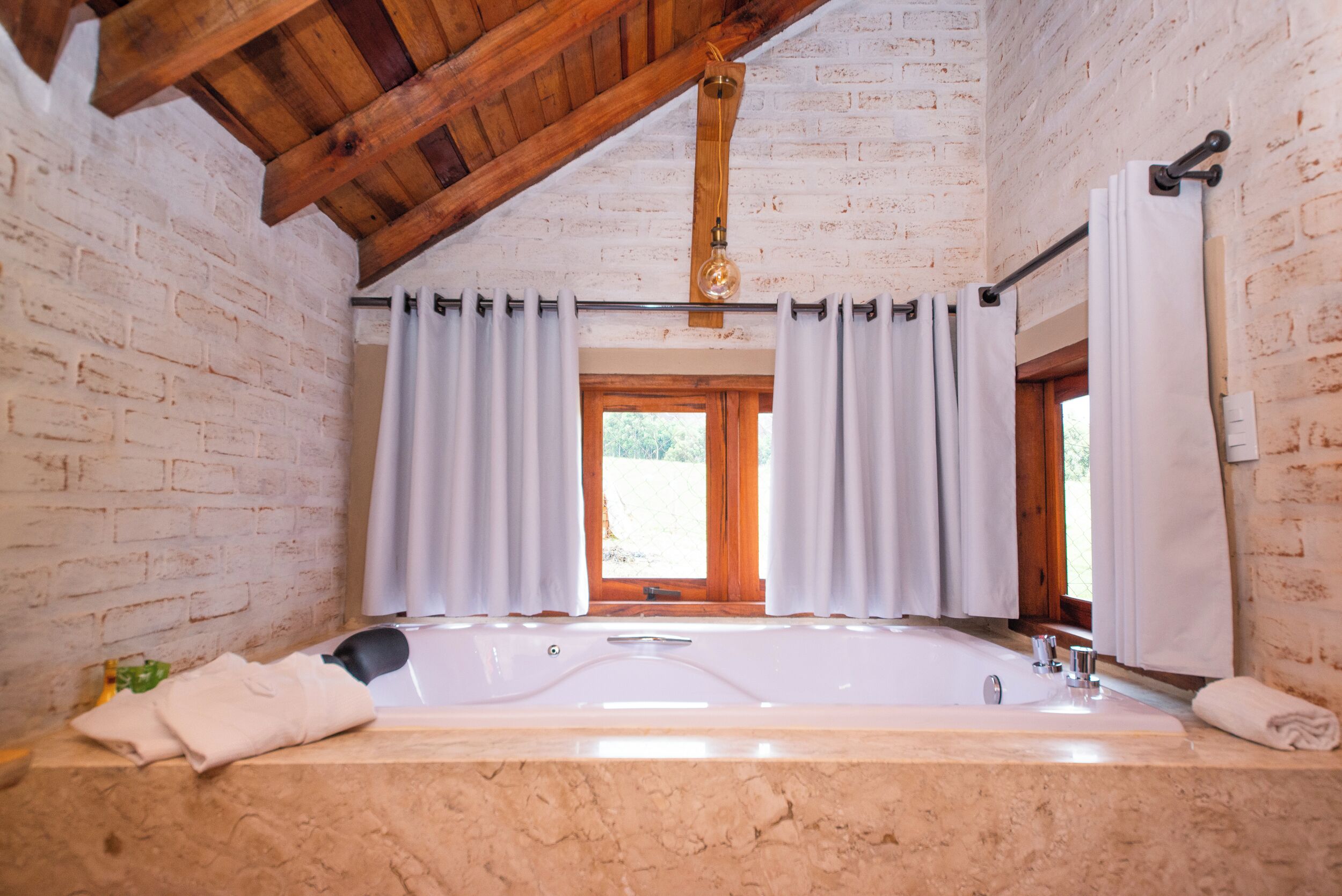 Chalé IV com hidromassagem e vista para as montanhas | Baignoire à remous privée